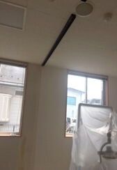 天井にレールを設置