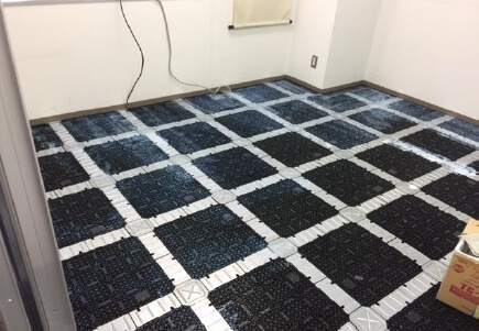 古いカーペットを剥がした事務所